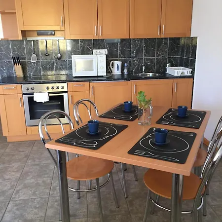 Hunor Koeztarsasag Apartmanok * 발라톤엘